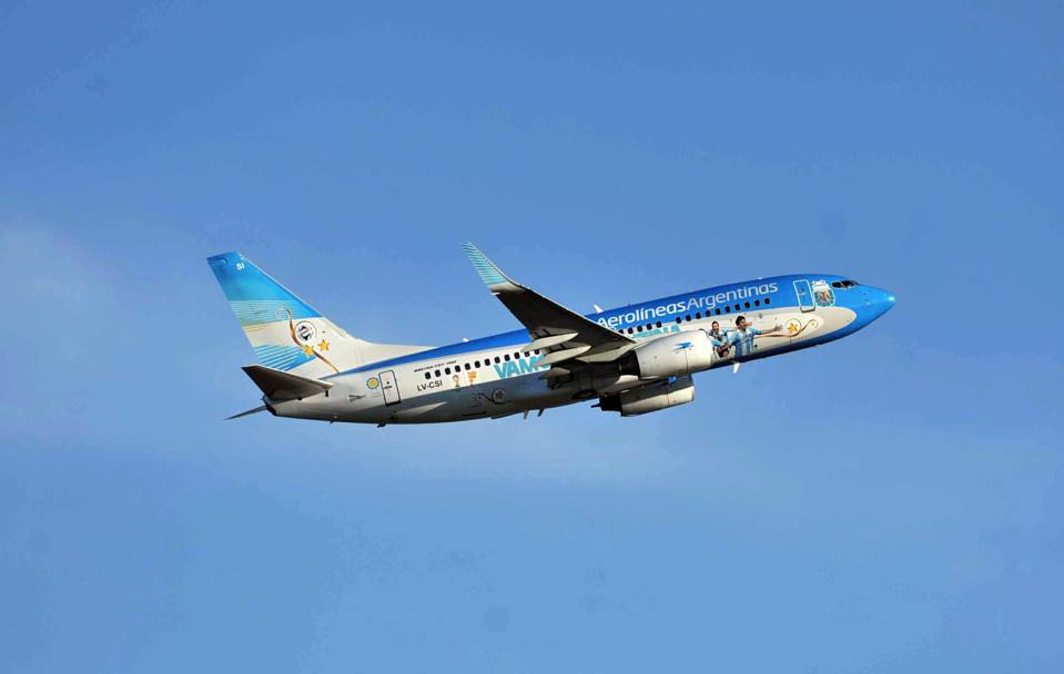Il velivolo personalizzato dell&#39;Aerolineas Argentinas decolla verso Belo Horizonte. Ansa